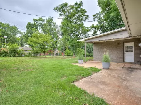 Exterior - 637 E 27th St, Edmond, OK 73013 photo 6 of 8