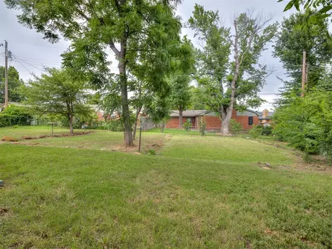 Exterior - 637 E 27th St, Edmond, OK 73013 photo 7 of 8