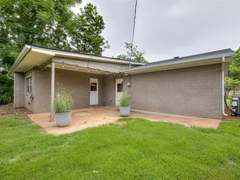 Exterior - 637 E 27th St, Edmond, OK 73013 photo 5 of 8