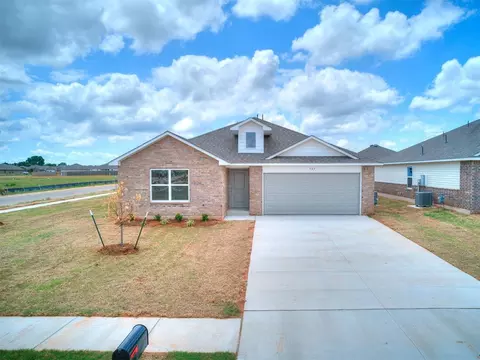 949 S Buffalo Ln, Mustang, OK 73064
