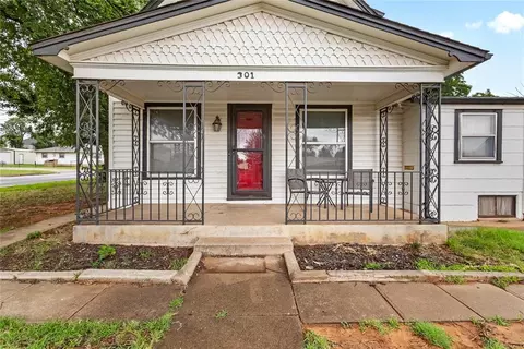 301 E Arapaho Ave, Weatherford, OK 73096