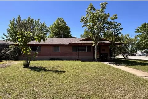 102 NE 5th St, Moore, OK 73160