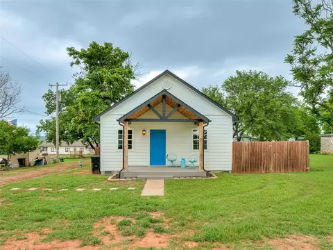 106 4th St, Wellston, OK 74881