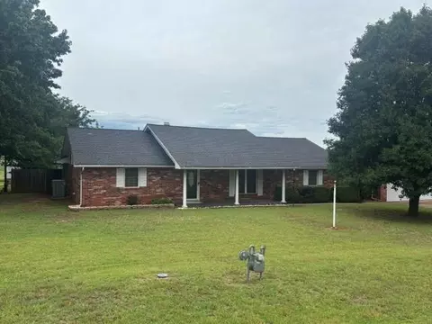 700 Lola St, Lindsay, OK 73052