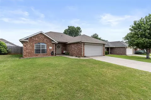 624 E Greenwood Ln, Mustang, OK 73064