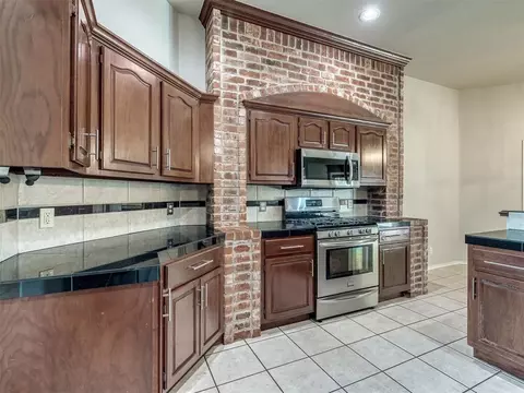 Kitchen - 2117 Cedar Pointe Cir, Edmond, OK 73003 photo 5 of 5