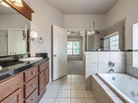 Bath - 2117 Cedar Pointe Cir, Edmond, OK 73003 photo 2 of 7