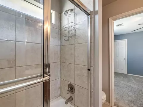 Bath - 2117 Cedar Pointe Cir, Edmond, OK 73003 photo 6 of 7