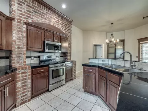 Kitchen - 2117 Cedar Pointe Cir, Edmond, OK 73003 photo 4 of 5