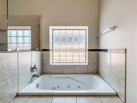 Bath - 2117 Cedar Pointe Cir, Edmond, OK 73003 photo 3 of 7