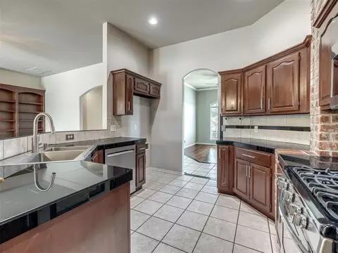 Kitchen - 2117 Cedar Pointe Cir, Edmond, OK 73003 photo 2 of 5