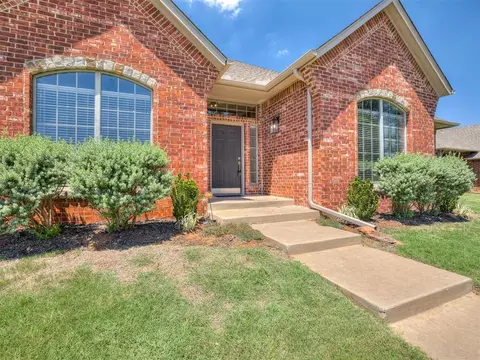 Exterior - 2117 Cedar Pointe Cir, Edmond, OK 73003 photo 4 of 10