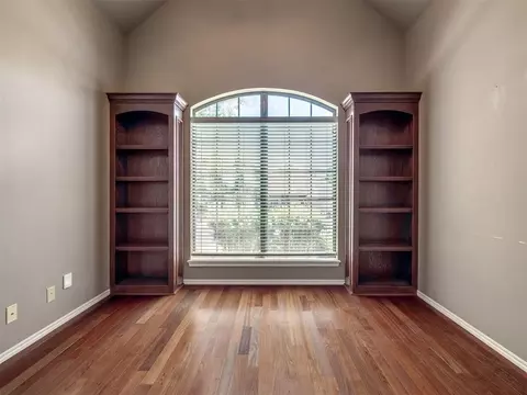 Living - 2117 Cedar Pointe Cir, Edmond, OK 73003 photo 5 of 11