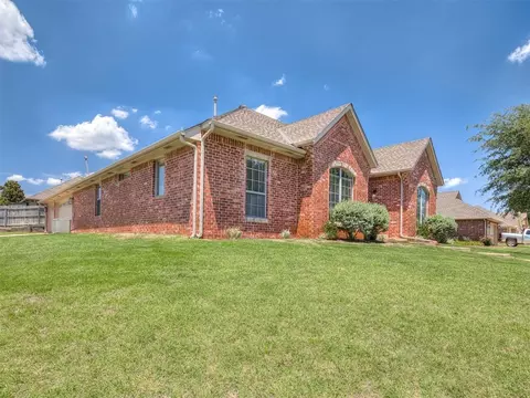 Exterior - 2117 Cedar Pointe Cir, Edmond, OK 73003 photo 2 of 10