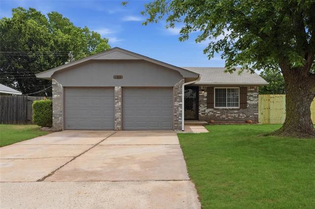 522 S Meadow Ln, Mustang, OK 73064