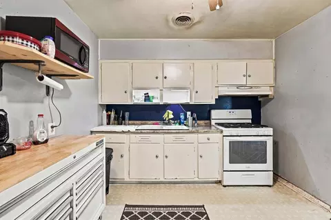 Kitchen - 990959 S 3293 Rd, Harrah, OK 73045 photo 1 of 2