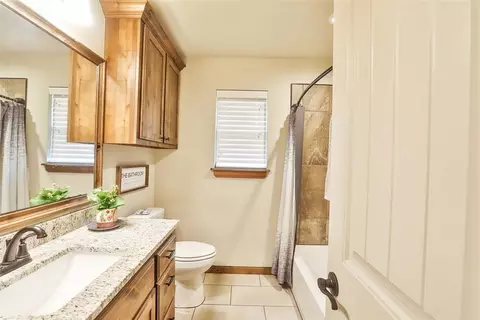 Bath - 2103 E Sooner Rd, Tuttle, OK 73089 photo 3 of 5
