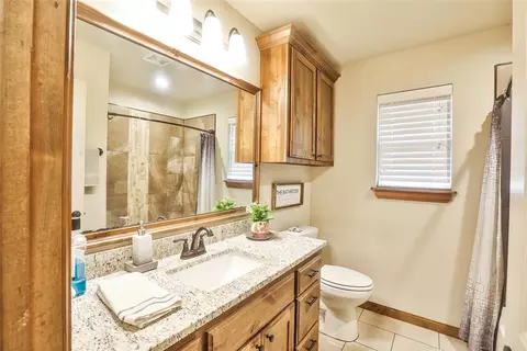 Bath - 2103 E Sooner Rd, Tuttle, OK 73089 photo 4 of 5