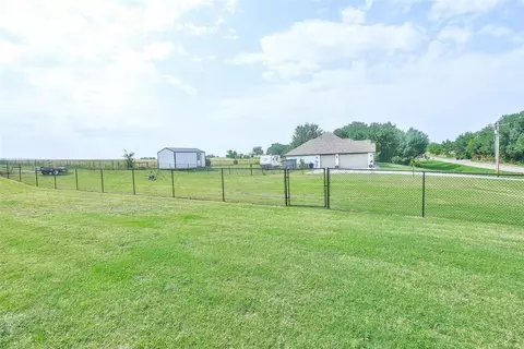 Exterior - 2103 E Sooner Rd, Tuttle, OK 73089 photo 4 of 5