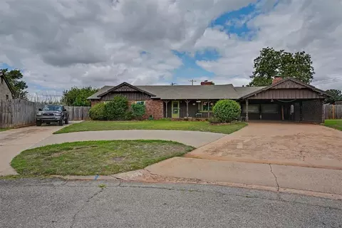 1034 Circle Dr, Clinton, OK 73601