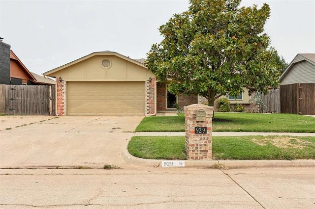 929 SW 11th St, Moore, OK 73160