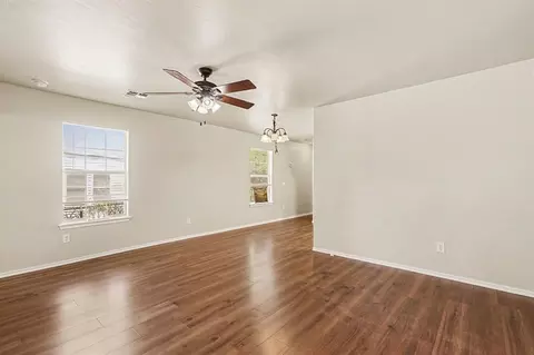 Living - 524 E Grant Ave, Guthrie, OK 73044 photo 2 of 3