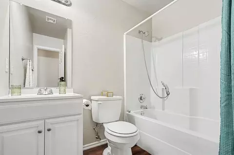 Bath - 524 E Grant Ave, Guthrie, OK 73044 photo 1 of 2