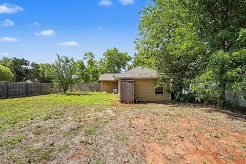 Exterior - 524 E Grant Ave, Guthrie, OK 73044 photo 5 of 6