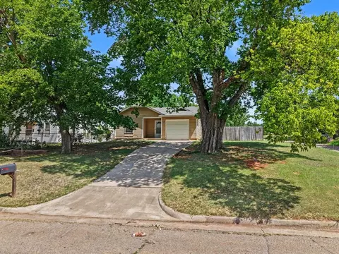 Exterior - 524 E Grant Ave, Guthrie, OK 73044 photo 4 of 6