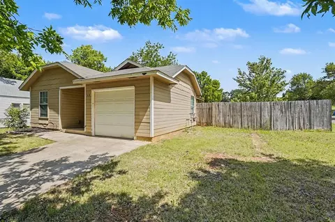 Exterior - 524 E Grant Ave, Guthrie, OK 73044 photo 3 of 6