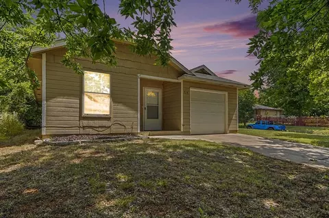 Exterior - 524 E Grant Ave, Guthrie, OK 73044 photo 2 of 6