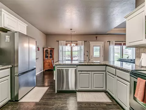 Kitchen - 6640 Mint Julep Ln, Guthrie, OK 73044 photo 4 of 5