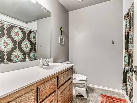 Bath - 6640 Mint Julep Ln, Guthrie, OK 73044 photo 5 of 6