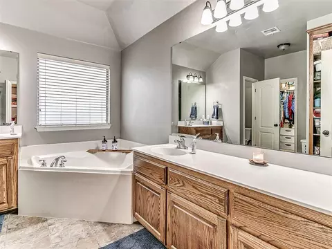 Bath - 6640 Mint Julep Ln, Guthrie, OK 73044 photo 1 of 6
