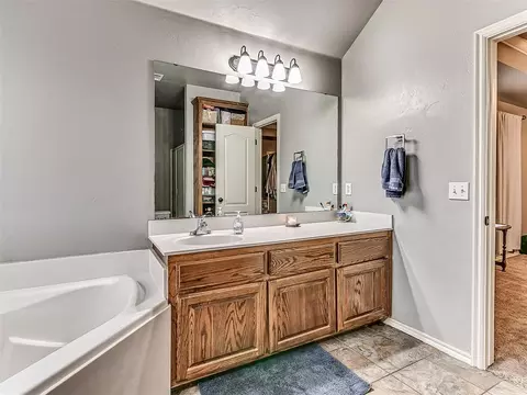 Bath - 6640 Mint Julep Ln, Guthrie, OK 73044 photo 2 of 6