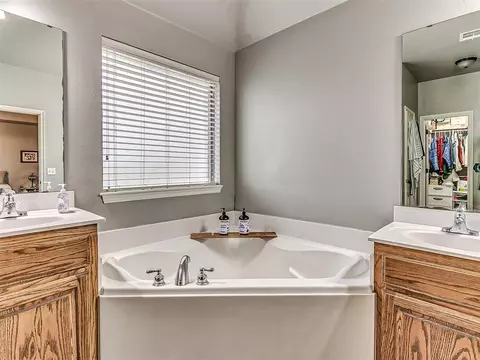 Bath - 6640 Mint Julep Ln, Guthrie, OK 73044 photo 3 of 6