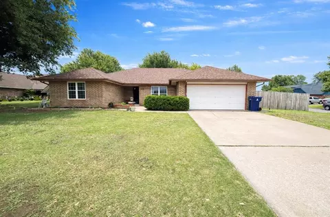 1812 Edinburg Ct, Yukon, OK 73099
