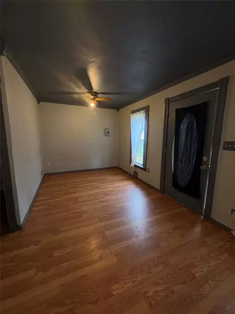 518 E 11th St, Chandler, OK 74834 photo 3