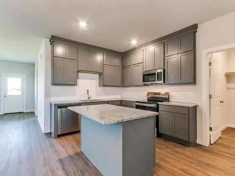 Kitchen - 1714 Oak Way, Tuttle, OK 73089 photo 4 of 7