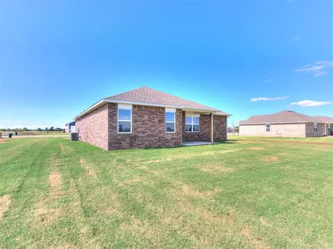 Exterior - 1714 Oak Way, Tuttle, OK 73089 photo 4 of 10