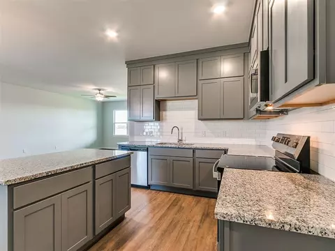 Kitchen - 1714 Oak Way, Tuttle, OK 73089 photo 2 of 7