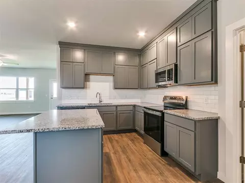 Kitchen - 1714 Oak Way, Tuttle, OK 73089 photo 3 of 7