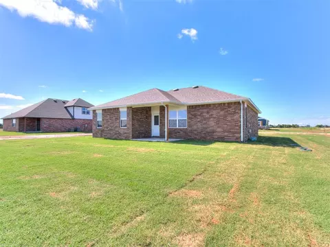 Exterior - 1714 Oak Way, Tuttle, OK 73089 photo 3 of 10