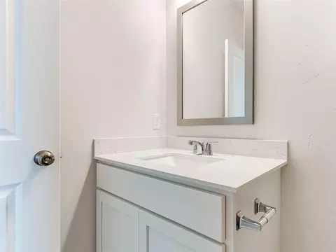 Bath - 1716 Oak Way, Tuttle, OK 73089 photo 5 of 8