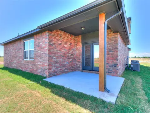 Exterior - 1716 Oak Way, Tuttle, OK 73089 photo 4 of 11