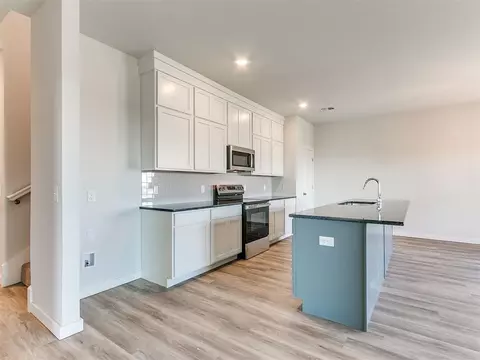 Kitchen - 1716 Oak Way, Tuttle, OK 73089 photo 4 of 6