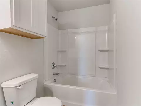 Bath - 1716 Oak Way, Tuttle, OK 73089 photo 6 of 8