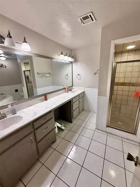 Bath - 1209 S Trail Dr, Altus, OK 73521 photo 3 of 4