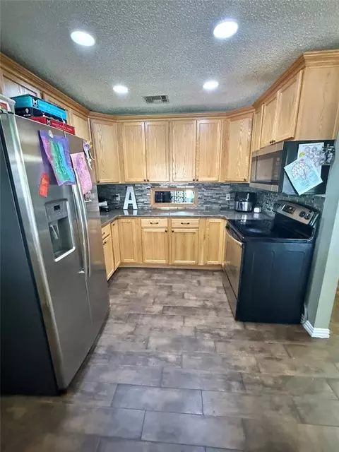 Kitchen - 1209 S Trail Dr, Altus, OK 73521 photo 2 of 3