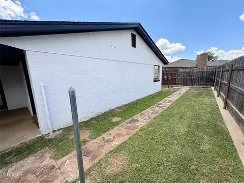 Exterior - 1209 S Trail Dr, Altus, OK 73521 photo 4 of 6